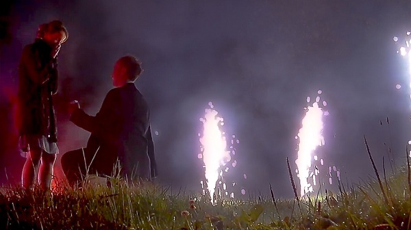 Heiratsantrag mit feuerwerk