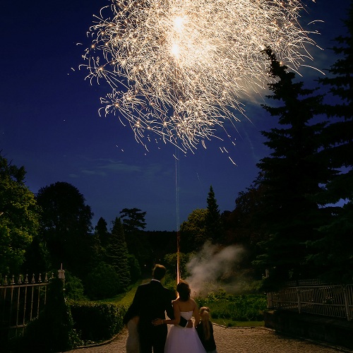 Hochzeit Feuerwerk Brautpaar klein